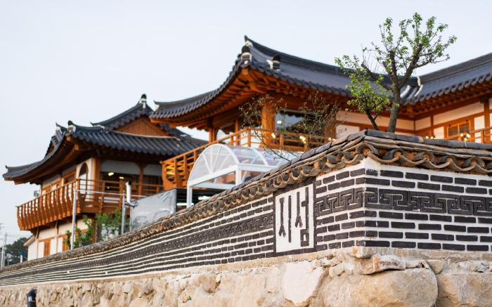 Gyeongju Jiseom Hanok Pool Villa Pension