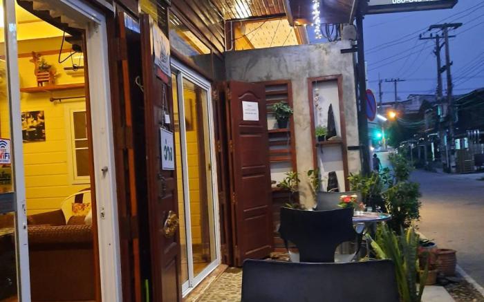 Chiangkhan Rueanmai Guest house 1