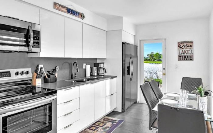 BR Lakeside Getaway - Peaceful Waterfront Stay