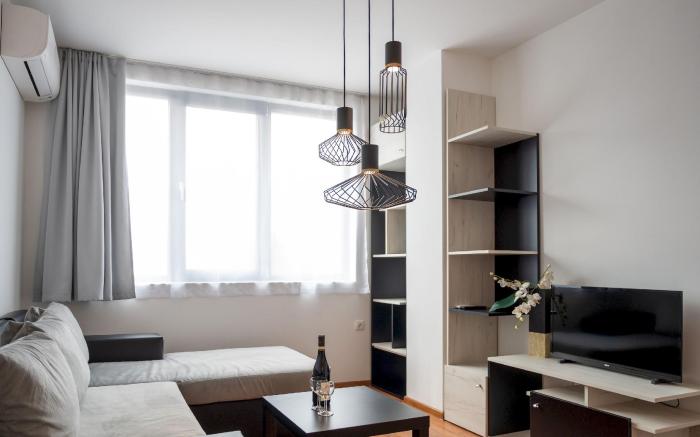 Sunny 1BDR Apartment near Center