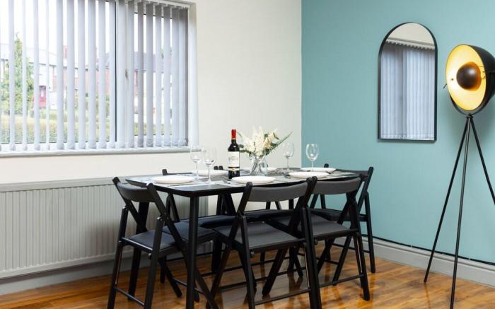 Leeds 3 Bedroom , Sleeps 6 with Garden & Parking