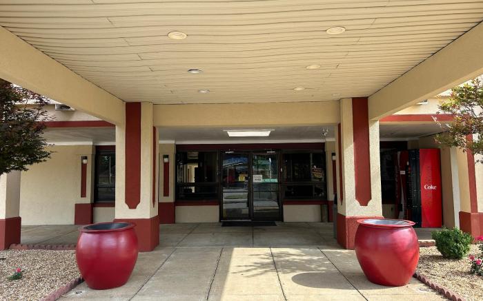 HomeTowne Studios Montgomery - Midtown