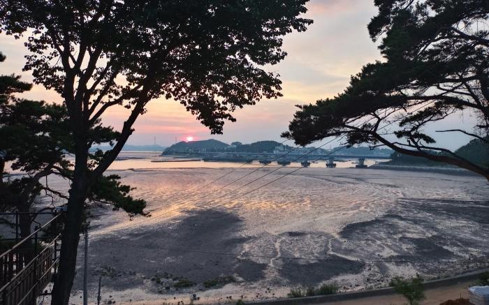 Mudflat Experience at Mokseom Island, Sunset, Family Unit and Friendship Building