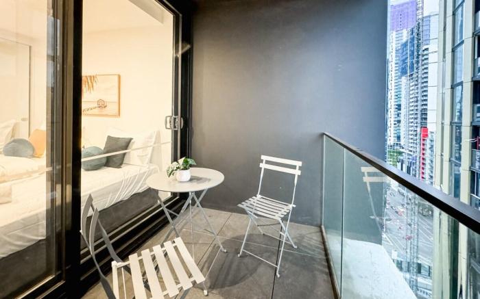 Elegant 2BR Skyline Apt Free Parking