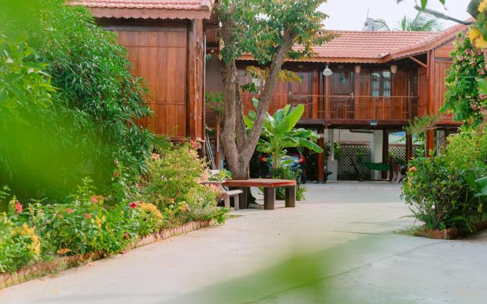WOODEN HOMESTAY LAGI