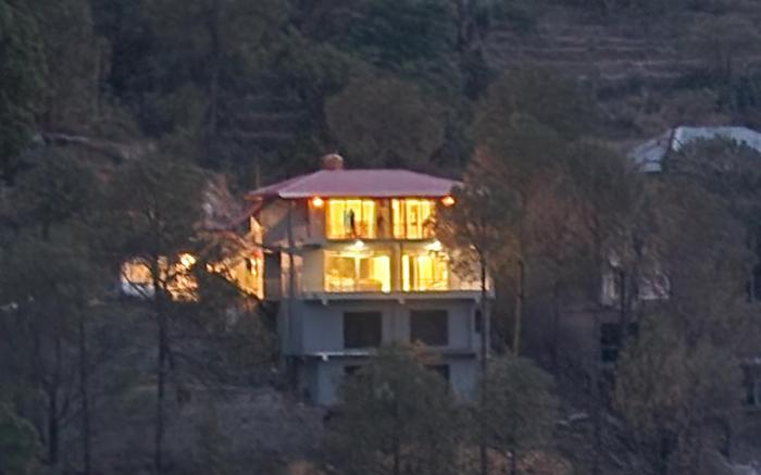Pihu’s Nest: Tranquil Retreat with Valley Views