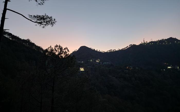 Pihu’s Nest: Tranquil Retreat with Valley Views