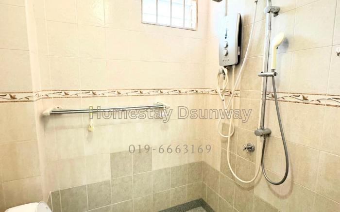 Spacious 5 Bedroom Double Storey House