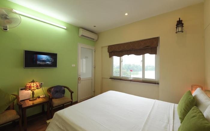 Holiday Lakeview Hotel