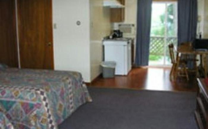 Milford Motel On the River