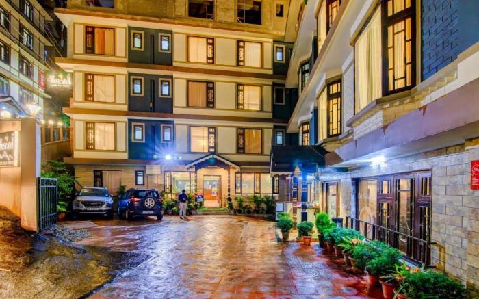 Muscatel Grand Silkroute - 300 Mts from MG Marg