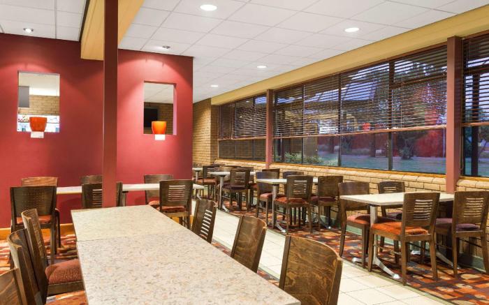Days Inn by Wyndham Hamilton