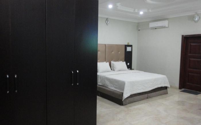 Moongate Hotel and Suites, Ibara