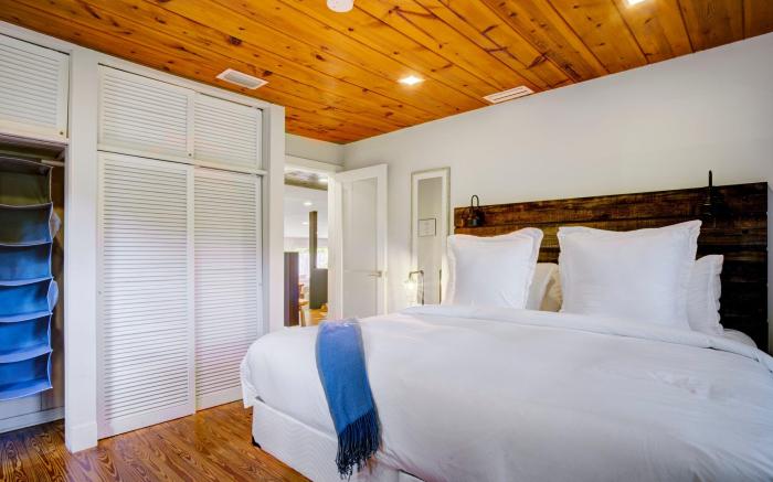 Fabulous Bungalow w/Outdoor Eden mins from Beach