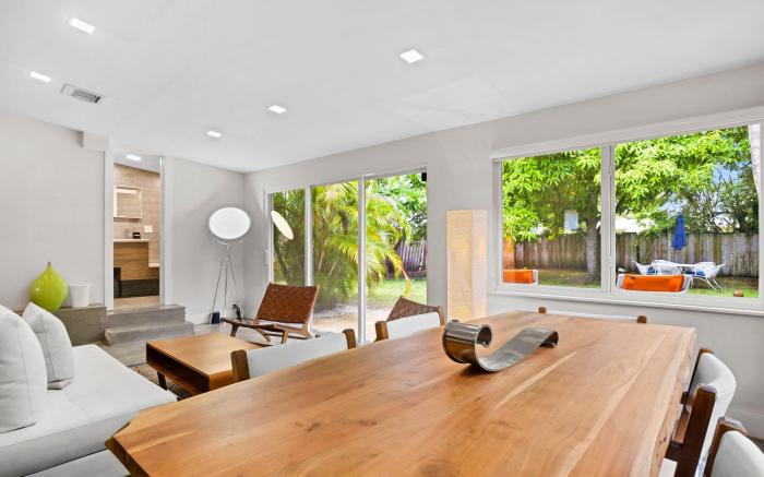 Fabulous Bungalow w/Outdoor Eden mins from Beach