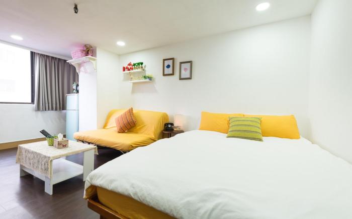 MRT Ximen No. 1 Elevator Cozy Room for 4-6 Persons (No Daily Cleaning Provided)