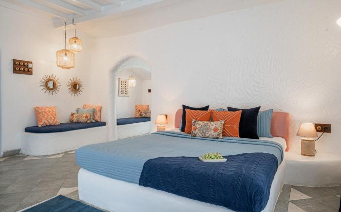 LohonoStays Santorini