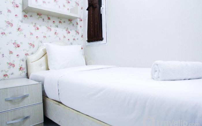 Pool View 2BR Mutiara Bekasi Apartment By Travelio