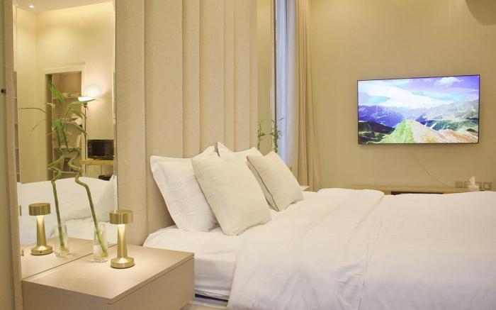 HighRise - Luxury Studio with Outdoor Sitting Area