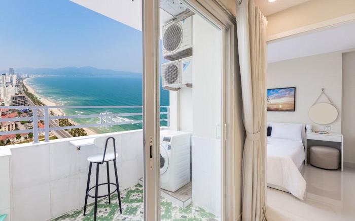 White Apt Seaview next to My An beach & Walking st