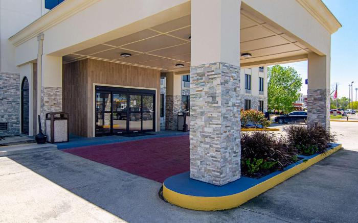 Quality Inn & Suites Near Tanger Outlet Mall