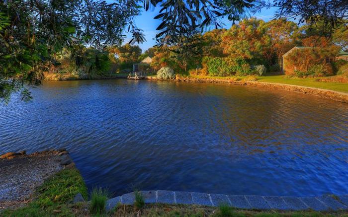 Stanley Lakeside Spa Cabins