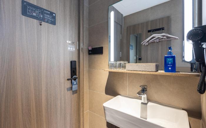 Hanting Hotel Lanzhou Dongfanghong Square Metro Station