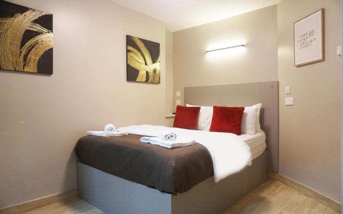 OYO Paragraph Palmers Green - Tottenham Stadium