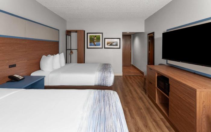 AmericInn & Suites By Wyndham Baraboo Event Center
