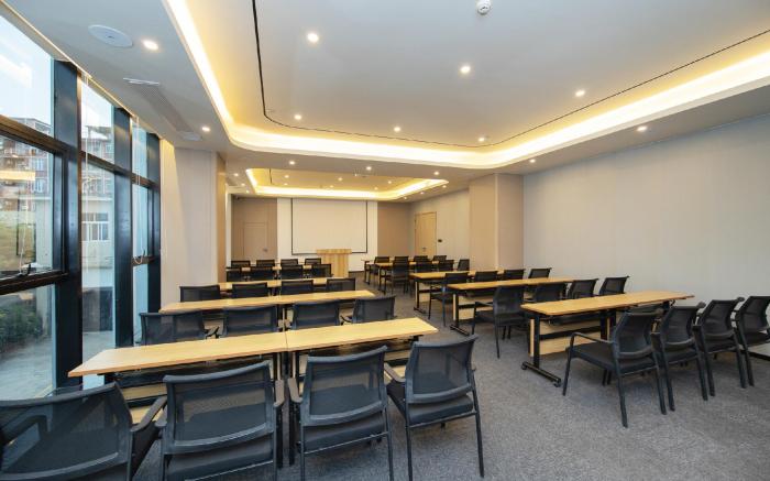 Ji Hotel Jingdezhen China Ceramic Market