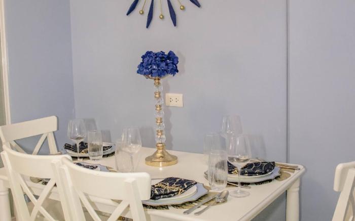 Insta-Worthy Condo w/Pool Near Airport 2-7 Guest