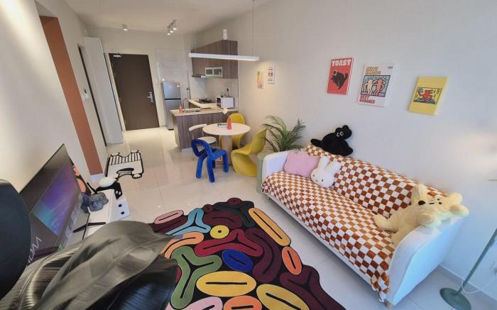 [Funky Pop Art Paradise] 3 Pax 2 BR close to Town.