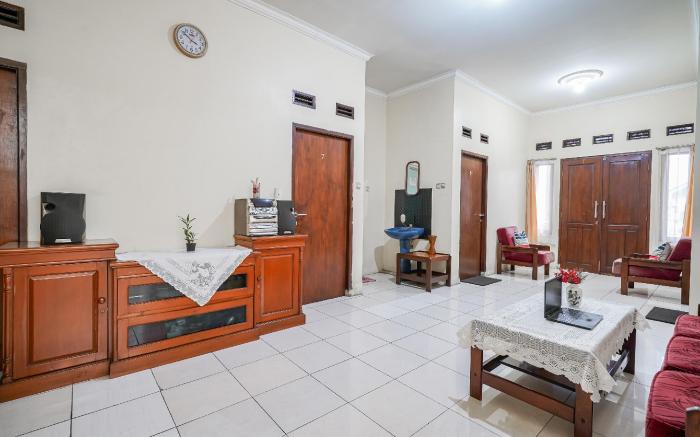 OYO 94102 Kuningan Guest House Syariah