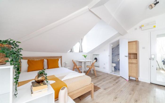 Attic Studio Flat for 2, Finsbury Park, Parking 03