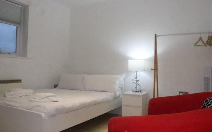 Snug 2BR Apt. Free Parking, 4KTV