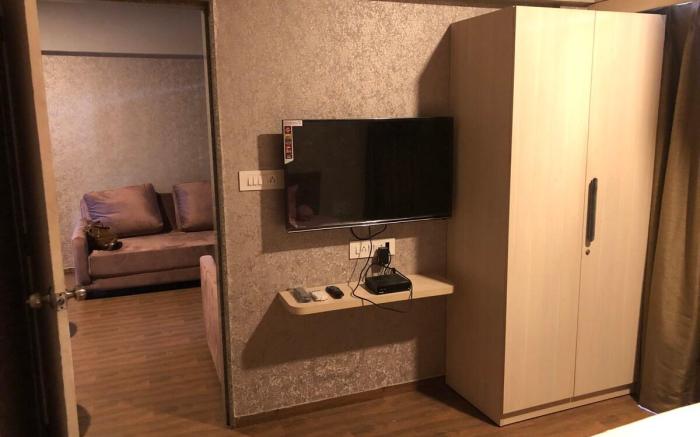 WEEKEND ADDRESS POOL VIEW SUITE ROOM OPP AIRPORT