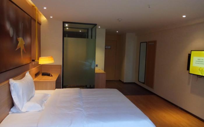 IU Hotels·Guiyang Jinyang Century City Shopping Center Chayuan Cun Subway Station Vanke