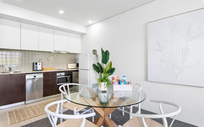 Lux Waterfront - prime location  Pool  Gym   Sauna