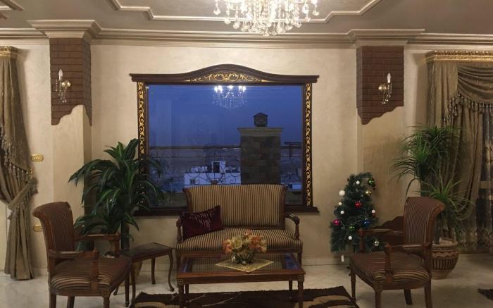 Royal pyramid palace residence 