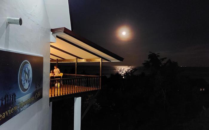 Seaview Moonrise Café & Resort