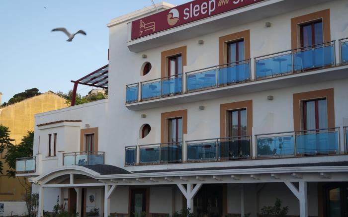 B&B MARINA SLEEP AND SHIP