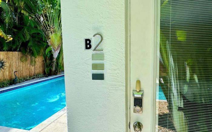 Islands Inn on the Drive - Poolside Paradise - Queen Bed - B2