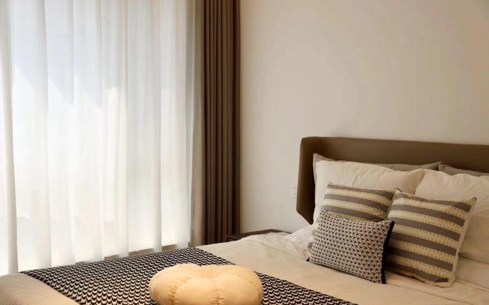 Luxury three-bedroom apartment with city views near the Bund