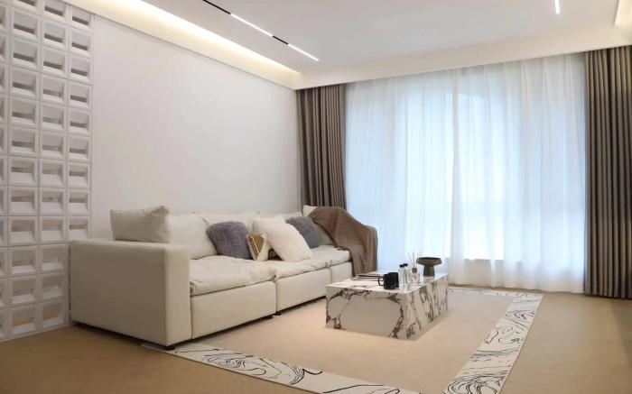 Luxury three-bedroom apartment with city views near the Bund