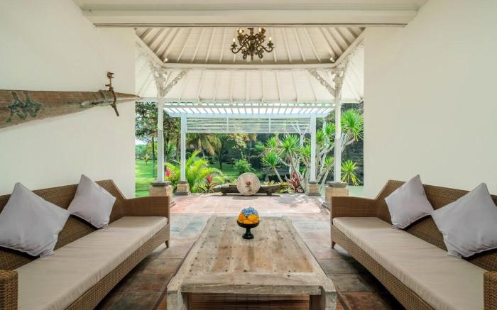 Beachside Villa Kelecung with Beach View