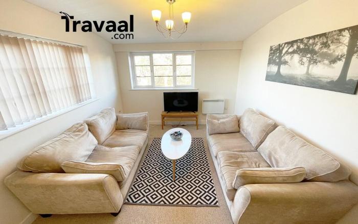 Travaal - 2 Bed Serviced Apartment Farnborough