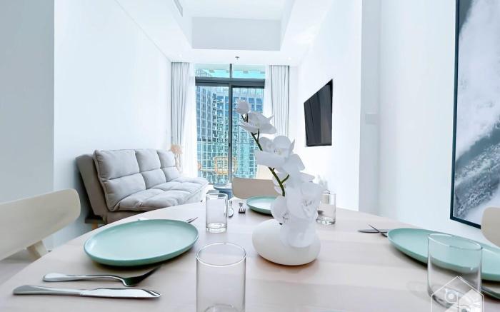 Luxurious 1-BR Apt with Balcony in Azizi Fawad