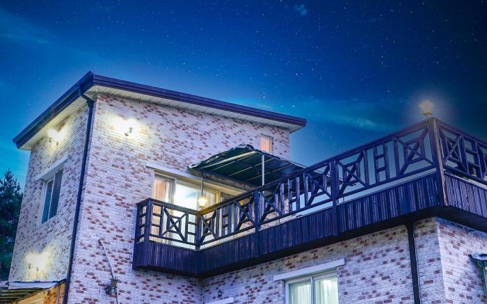 Sokcho White House Swimming Pool Pension