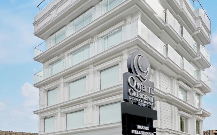 Q-White Crescent