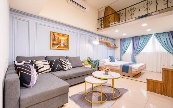 RC Apartment with Lift near Ximen MRT, 2 Minutes from Ximen Station, Independent Bathroom, Red House